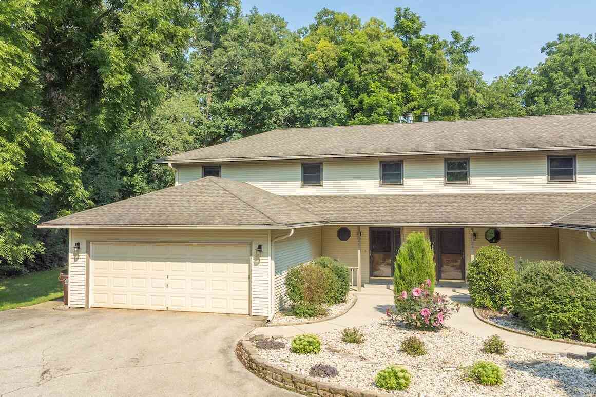 Condo For Sale - 126 N Lapham Peak<br/> Waukesha County, Delafield, WI 53018