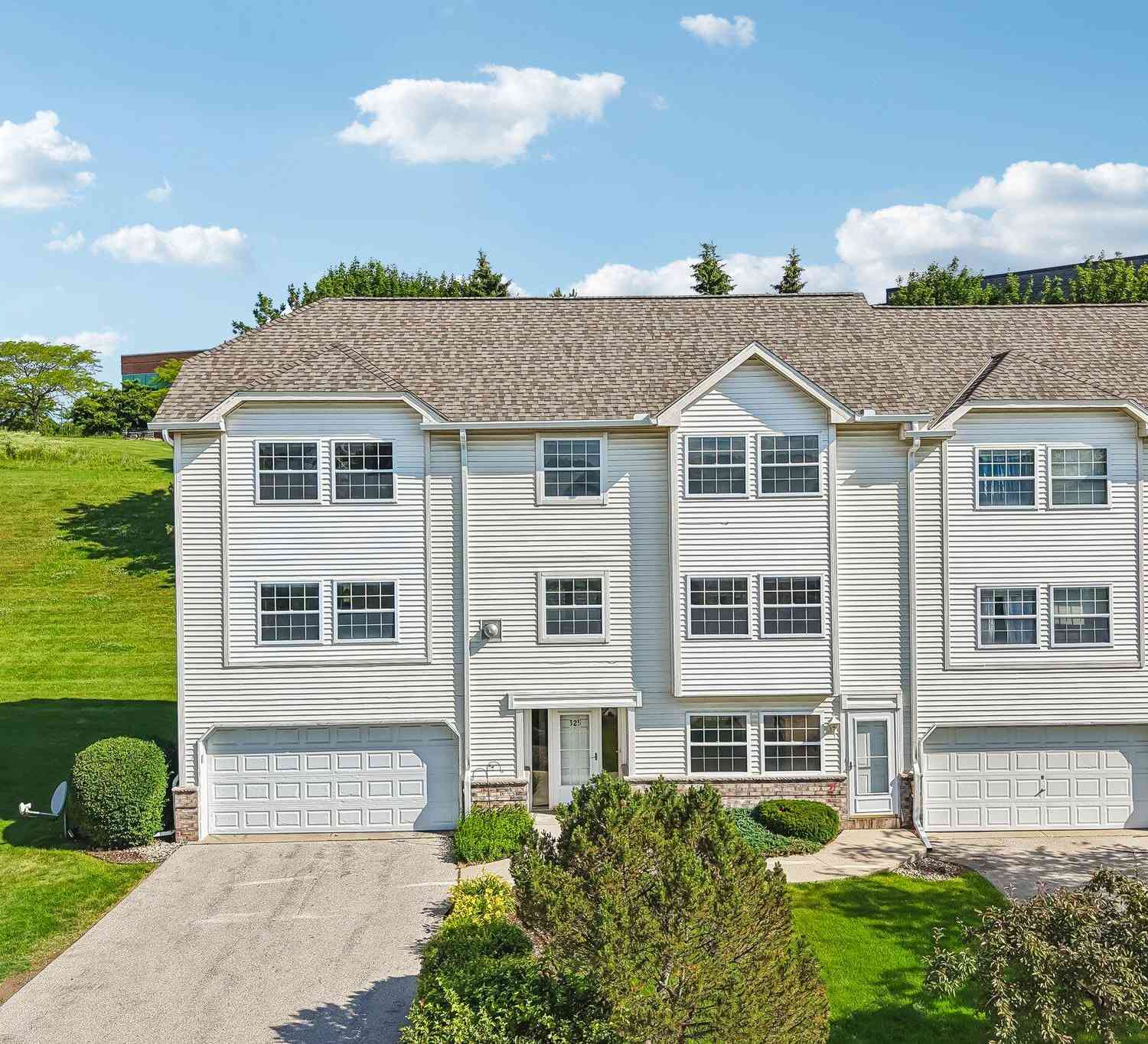 Condo For Sale - 325 Kristin<br/> Waukesha County, Brookfield, WI 53045