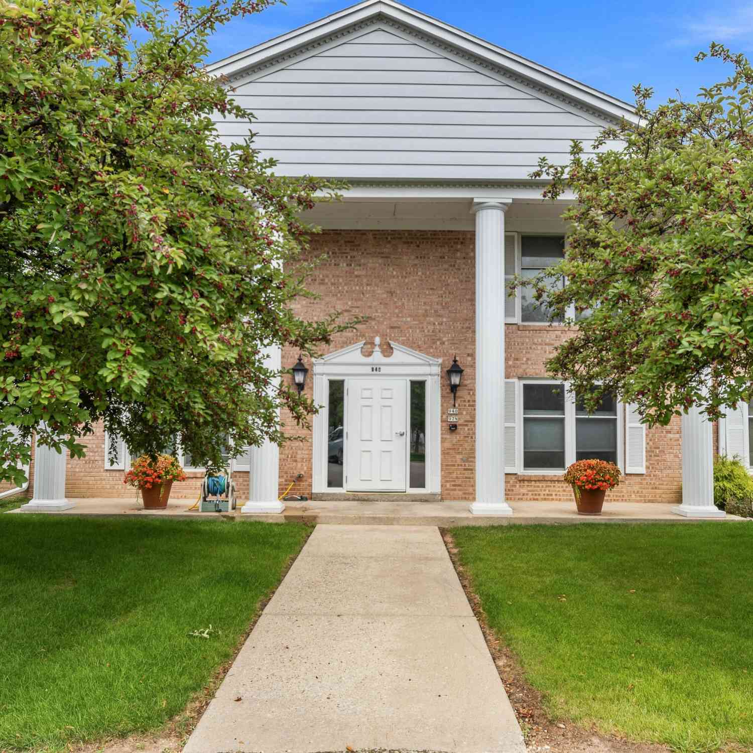 Condo For Sale - 940 W Heritage #104<br/> Ozaukee County, Mequon, WI 53092