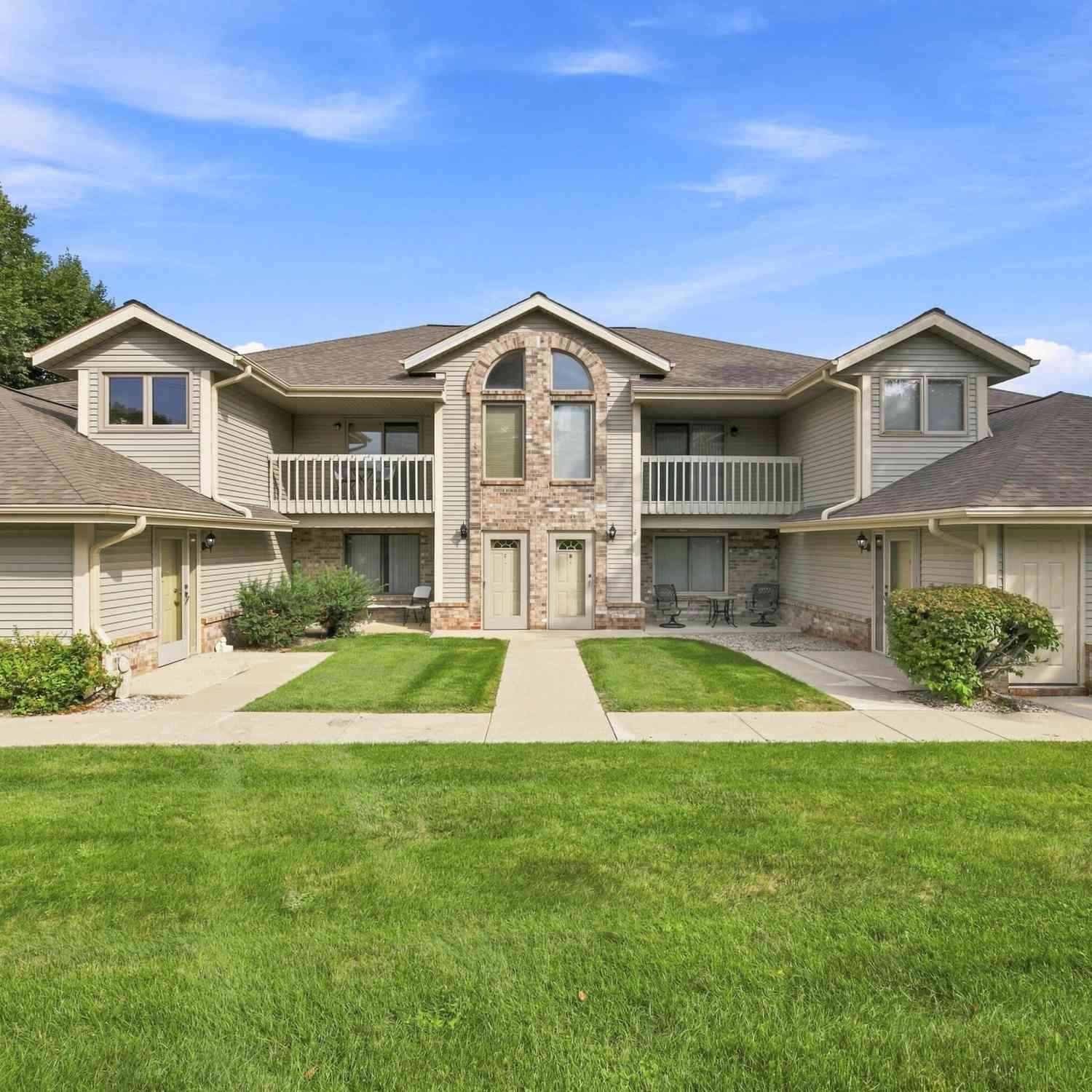 Condo For Sale - 2116 Woodburn #B<br/> Waukesha, WI 53188
