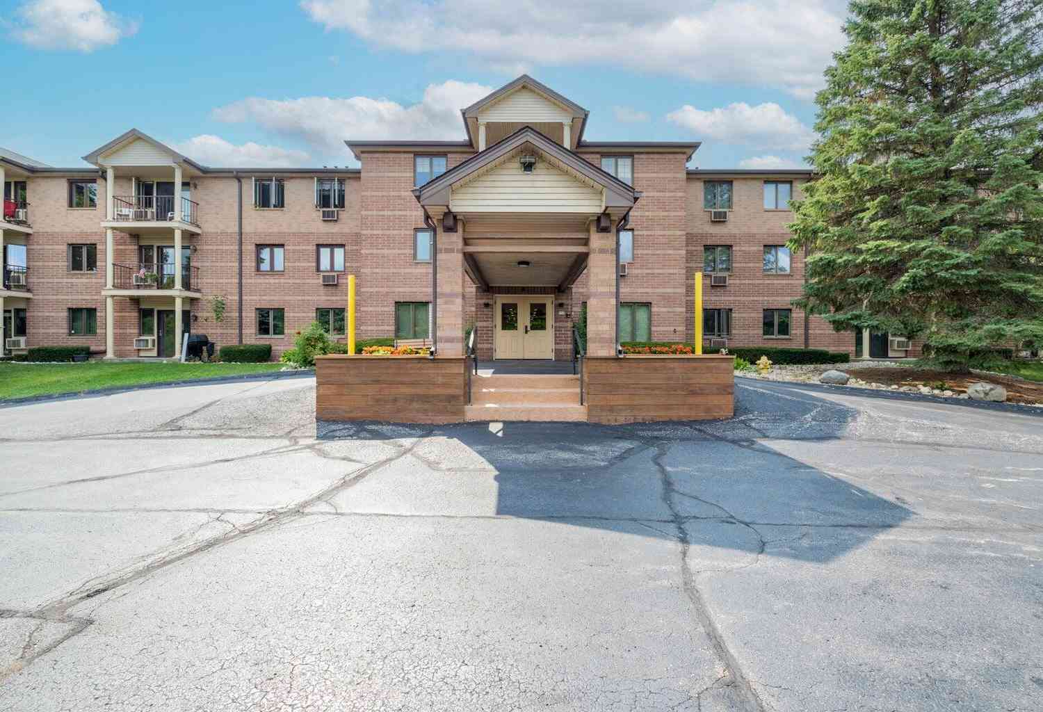 Condo For Sale - 530 N Silverbrook #201<br/> West Bend, WI 53090