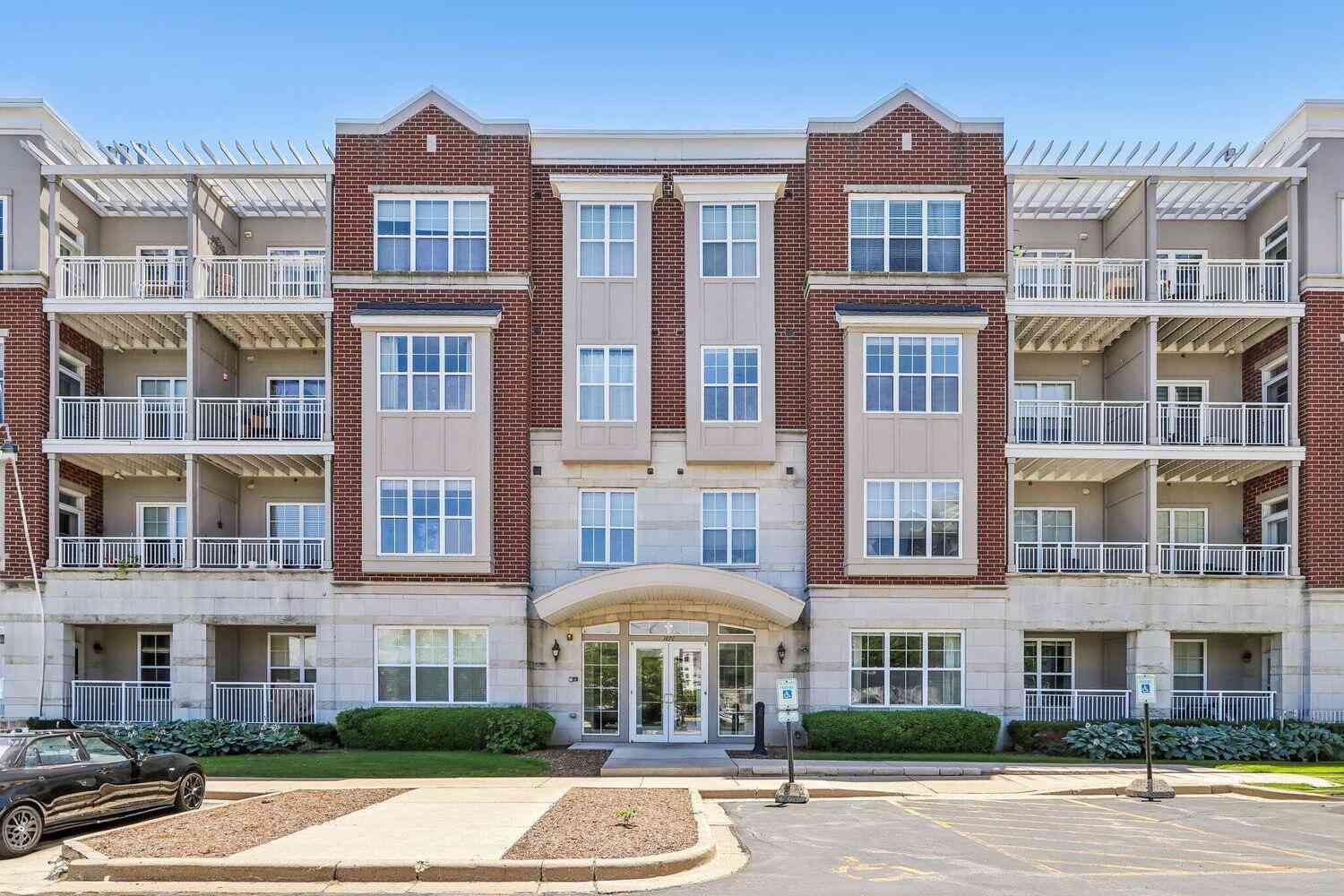 Condo For Sale - 3872 S Lake #402<br/> Milwaukee County, Saint Francis, WI 53235