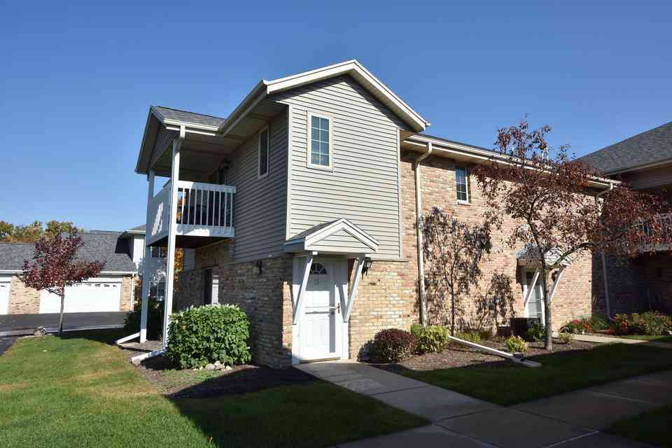 Condo For Sale - 435 W Aspen #15<br/> Oak Creek, WI 53154