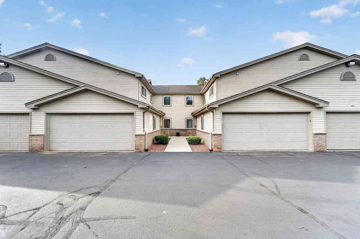 Condo For Sale - 850 Evergreen #3<br/> Washington County, Hartford, WI 53027