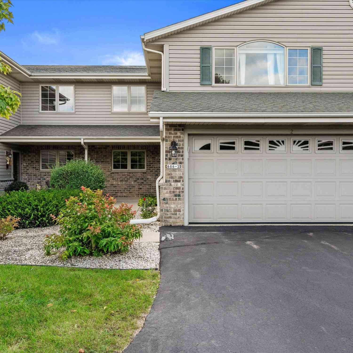 Condo For Sale - 686 Stoney Creek #2<br/> West Bend, WI 53095