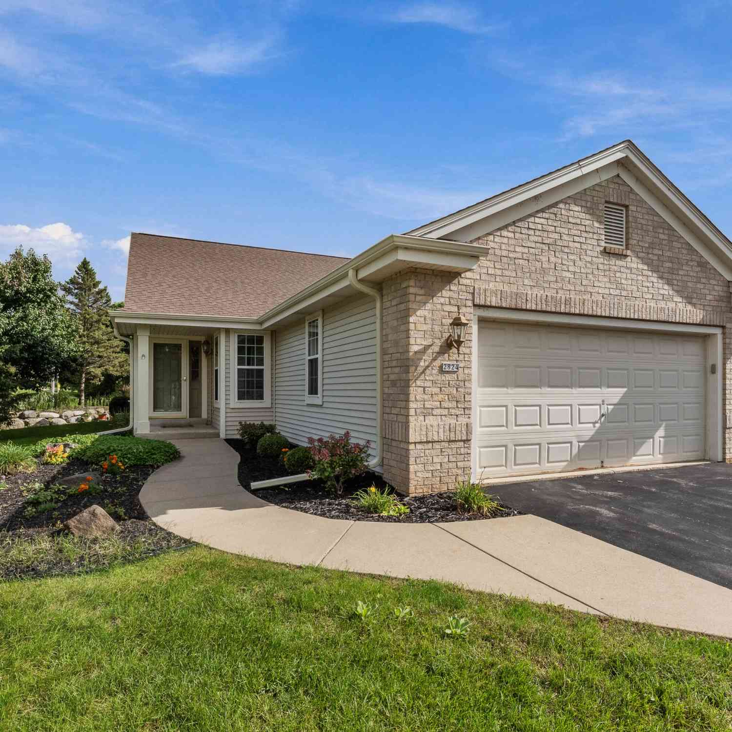 Condo For Sale - 2824 Raintree<br/> Waukesha, WI 53189