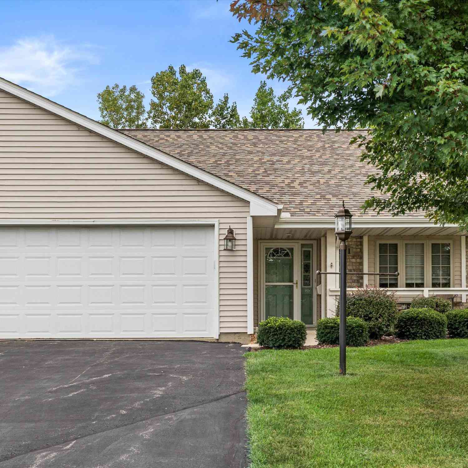 Condo For Sale - 941 W York<br/> Oak Creek, WI 53154