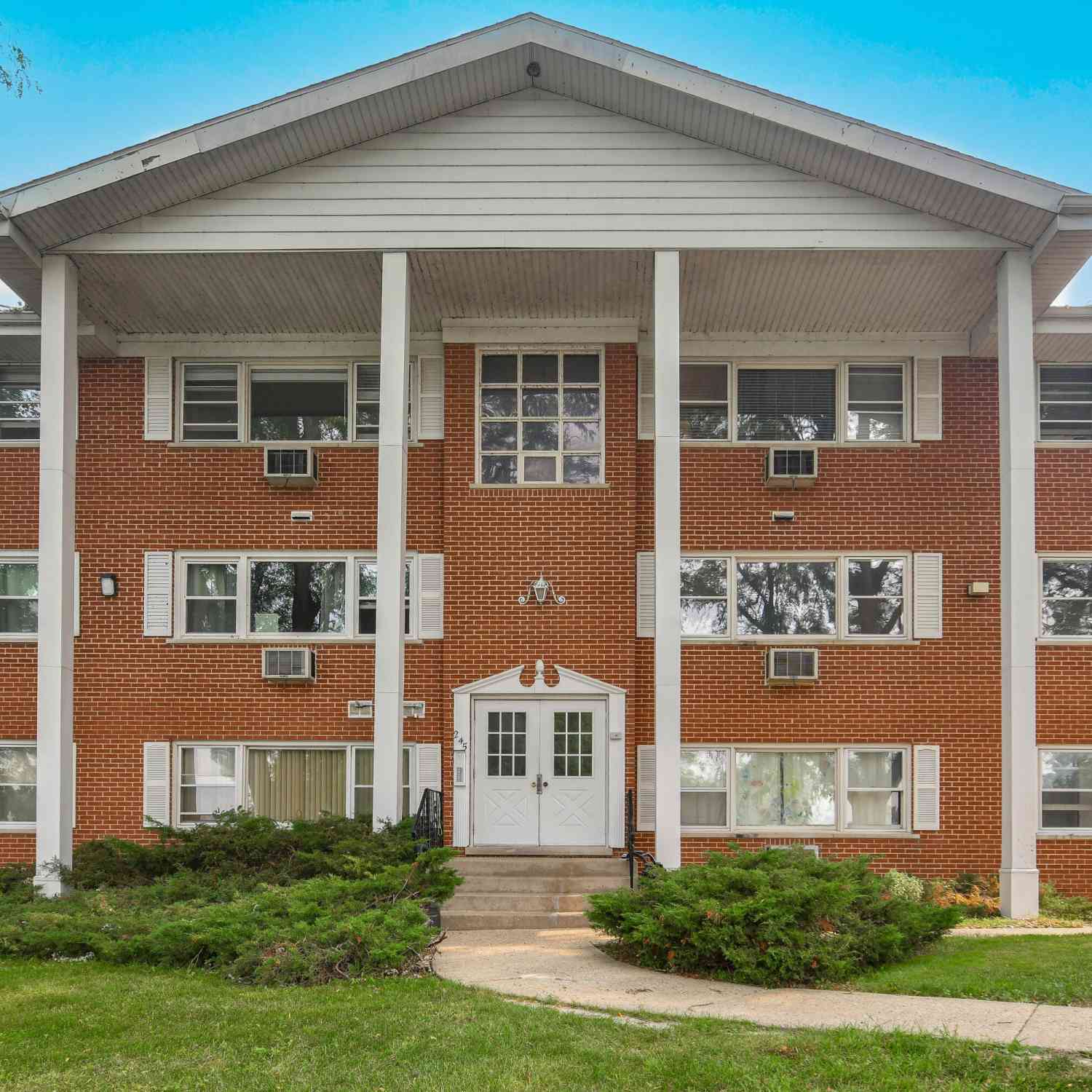Condo For Sale - 245 Country Club #2D<br/> Lake Geneva, WI 53147