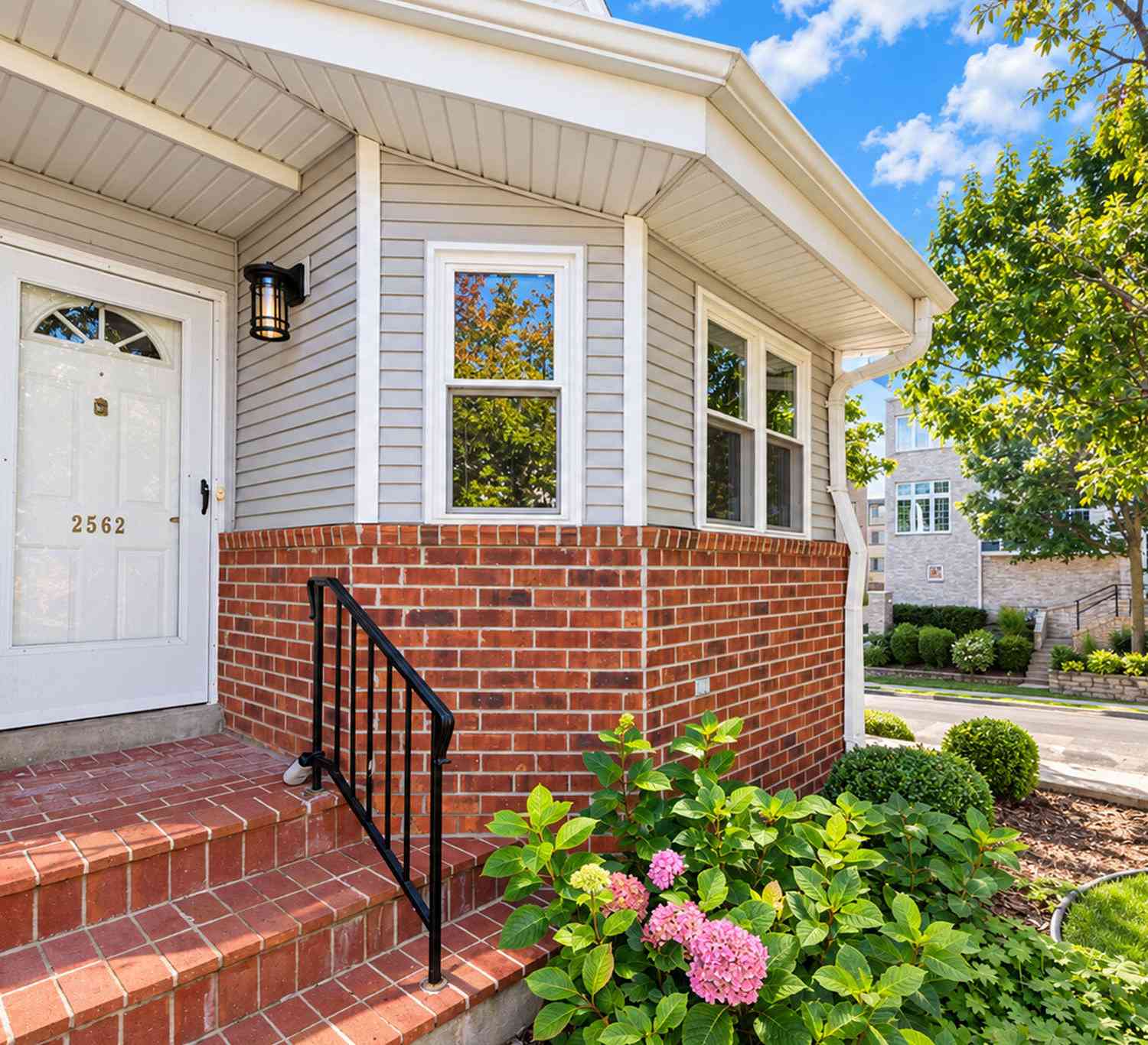 Condo For Sale - 2562 N Farwell<br/> Milwaukee, WI 53211