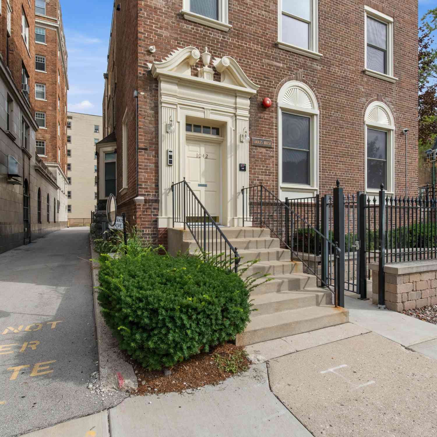 Multifamily For Rent - 1042 E Juneau #3<br/> Milwaukee, WI 53202