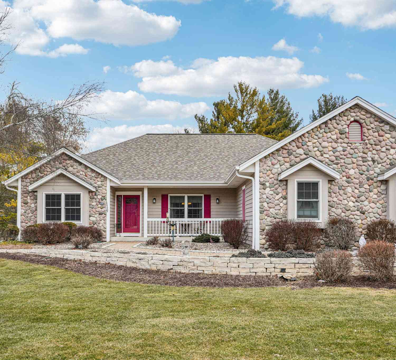 Homes For Sale - N32W22121 Hill N Dale<br/> Pewaukee, WI 53072