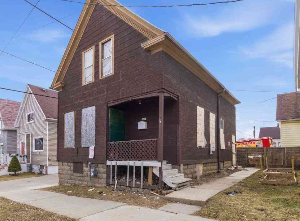 Homes For Sale - 2023 W Scott<br/> Milwaukee, WI 53204