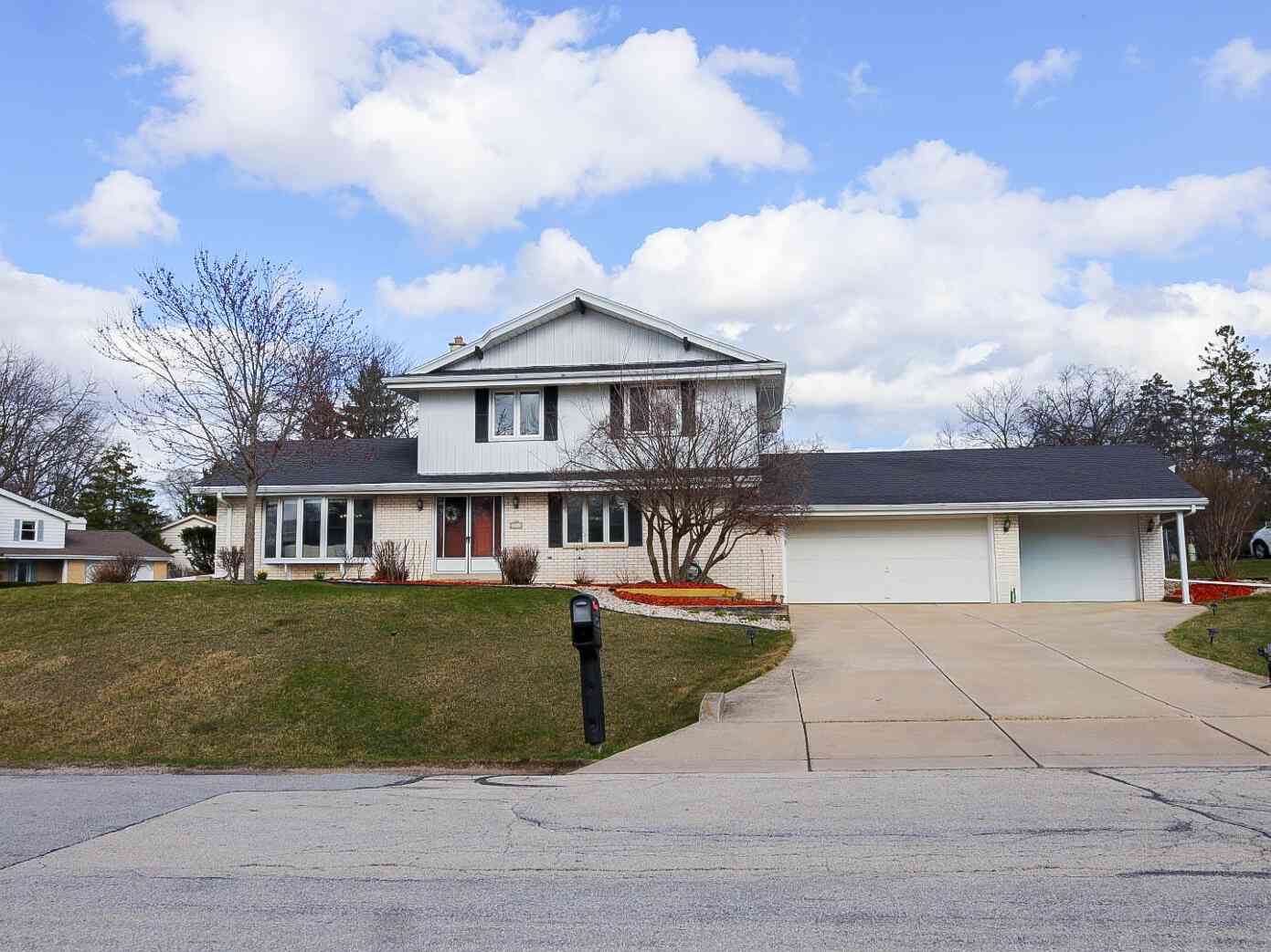 Homes For Sale - 3340 S Russel<br/> New Berlin, WI 53151