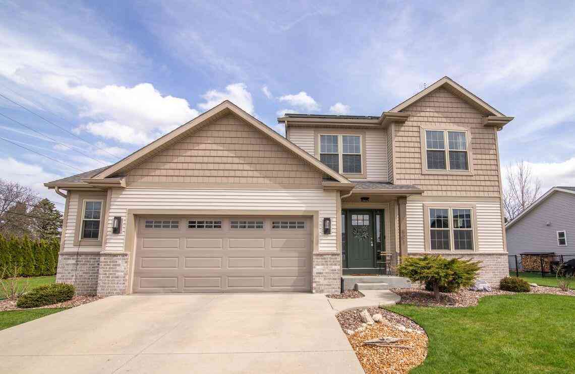 Homes For Sale - 501 Pine Hollow<br/> Jefferson County, Watertown, WI 53094