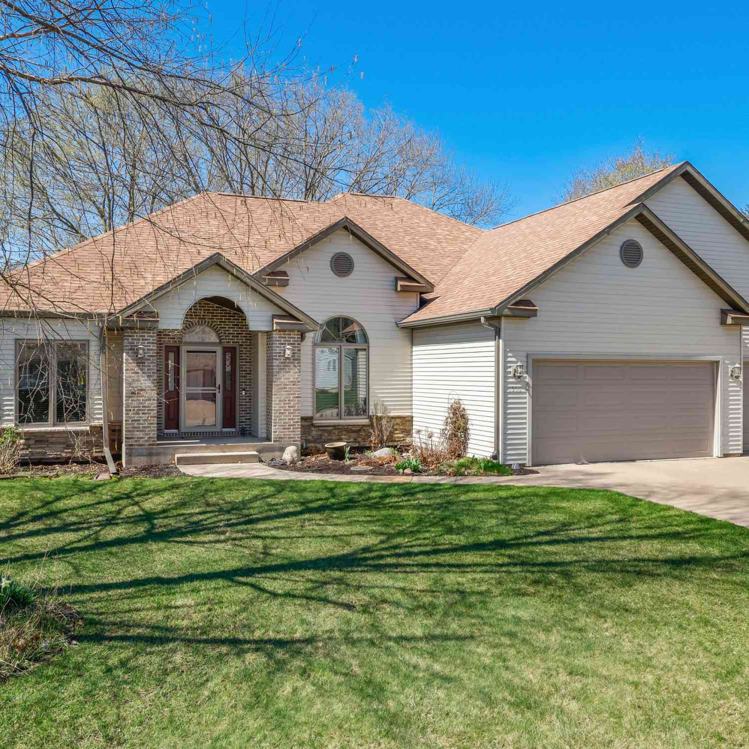 Homes For Sale - 1556 Young<br/> Onalaska, WI 54650