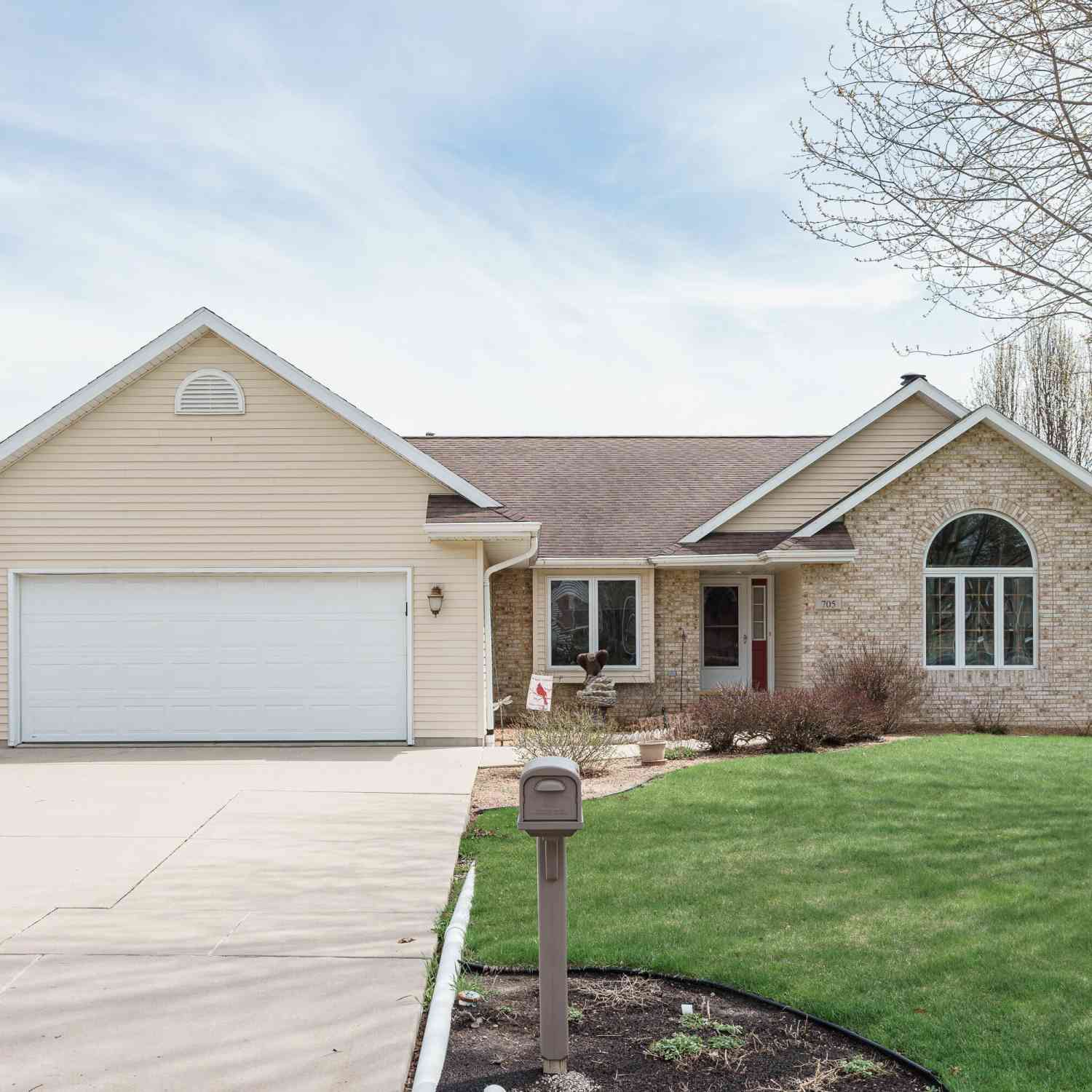 Homes For Sale - 705 Woodbridge<br/> Jefferson County, Watertown, WI 53094