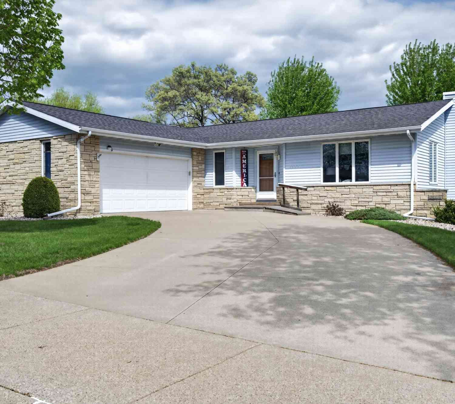 Homes For Sale - 1000 Oak<br/> Onalaska, WI 54650