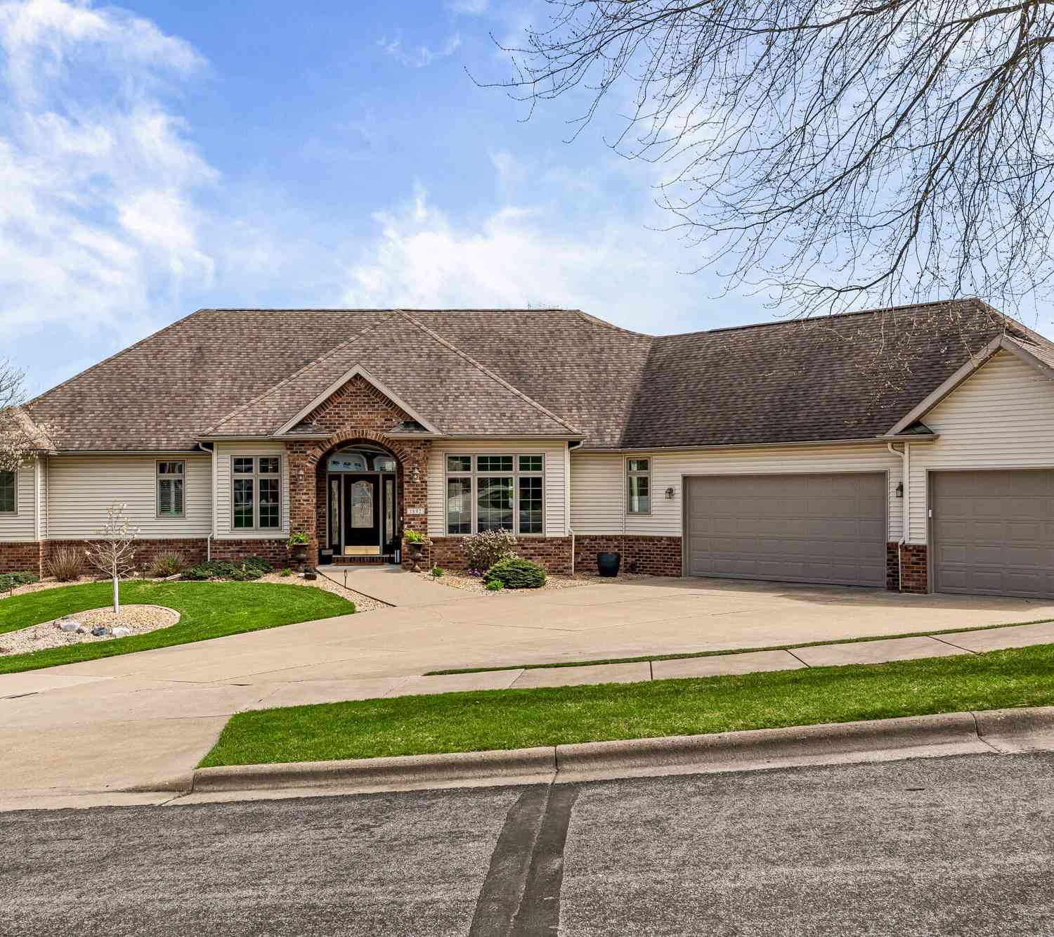Homes For Sale - 1892 Wood Run<br/> Onalaska, WI 54650