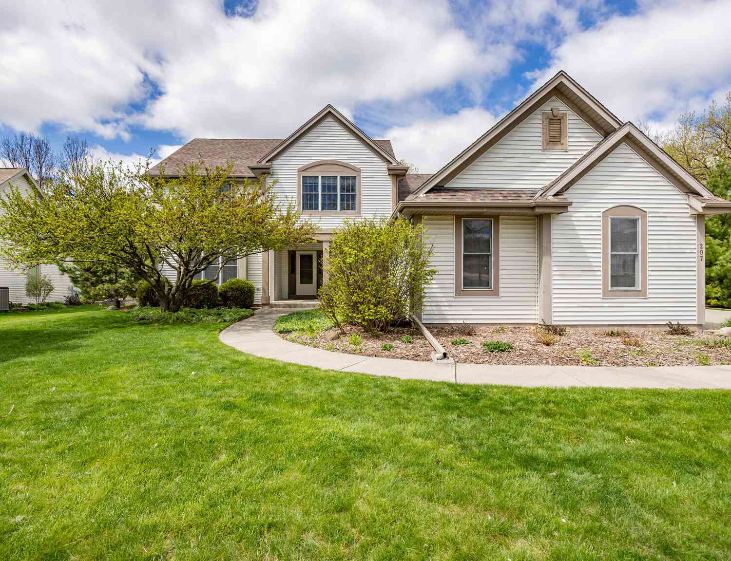 Homes For Sale - 207 Woodlands<br/> Hartland, WI 53029