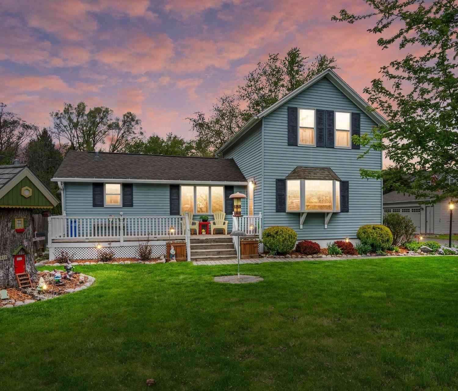 Homes For Sale - 520 W Oakwood<br/> Oak Creek, WI 53154