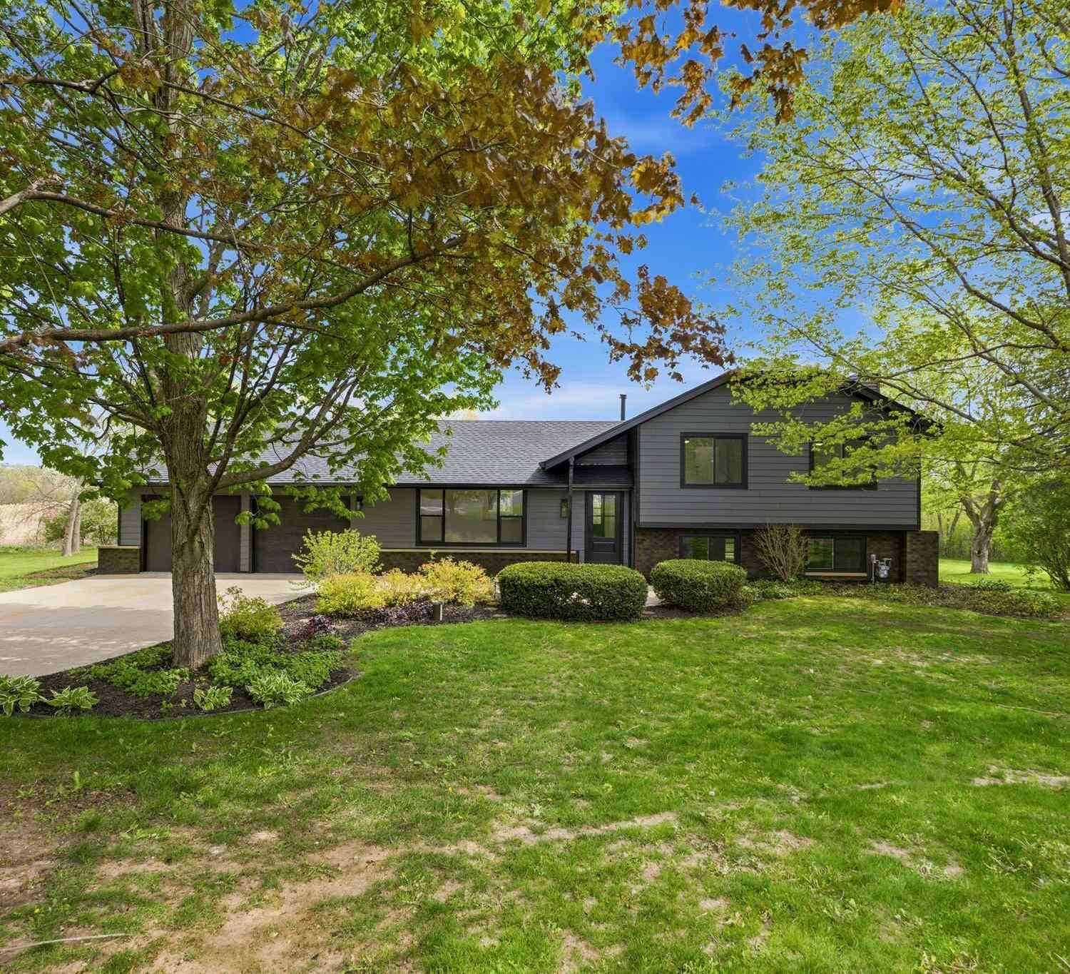 Homes For Sale - W309S10340 Knoll<br/> Mukwonago, WI 53149