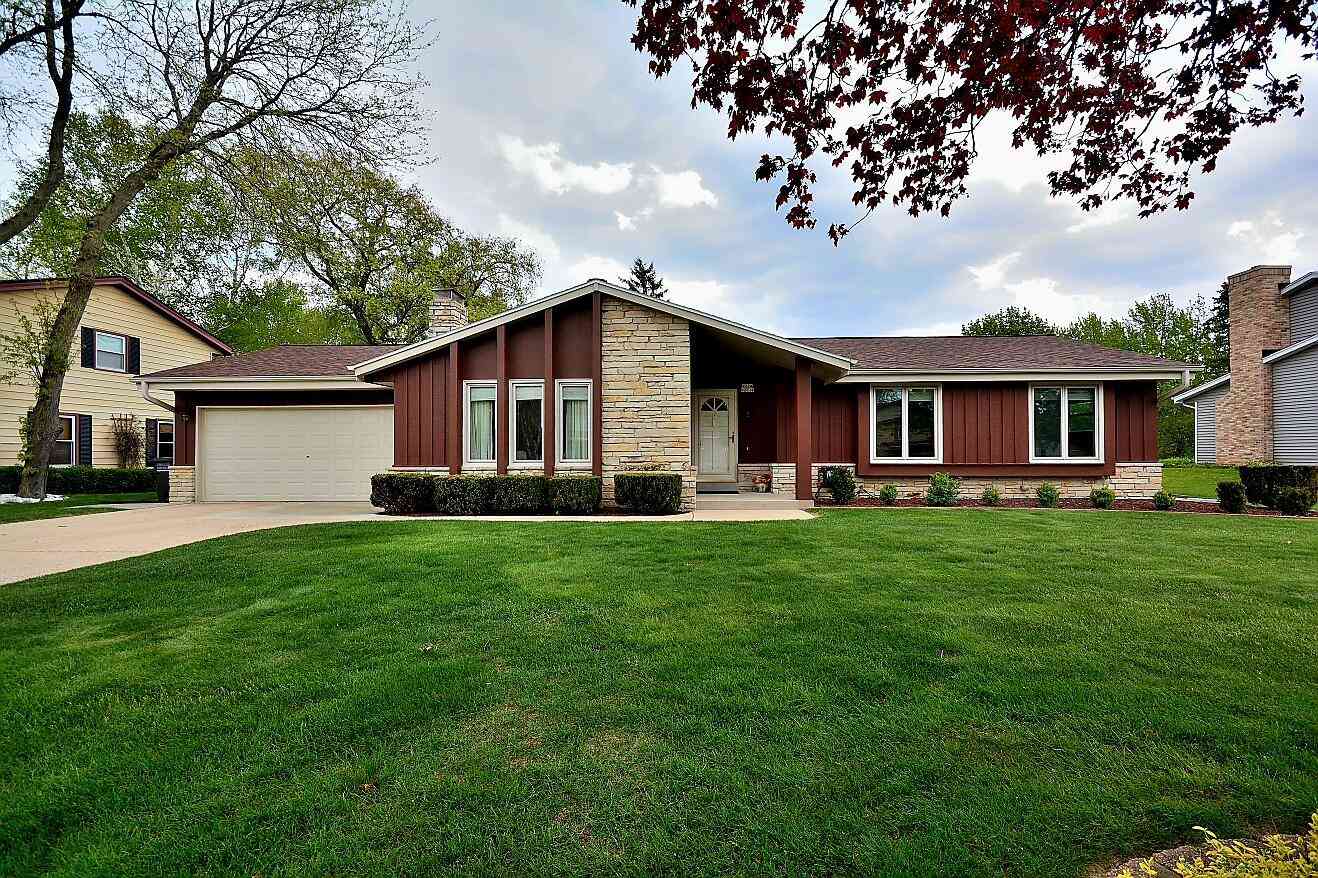 Homes For Sale - W224N2618 Ridgewood<br/> Pewaukee, WI 53186