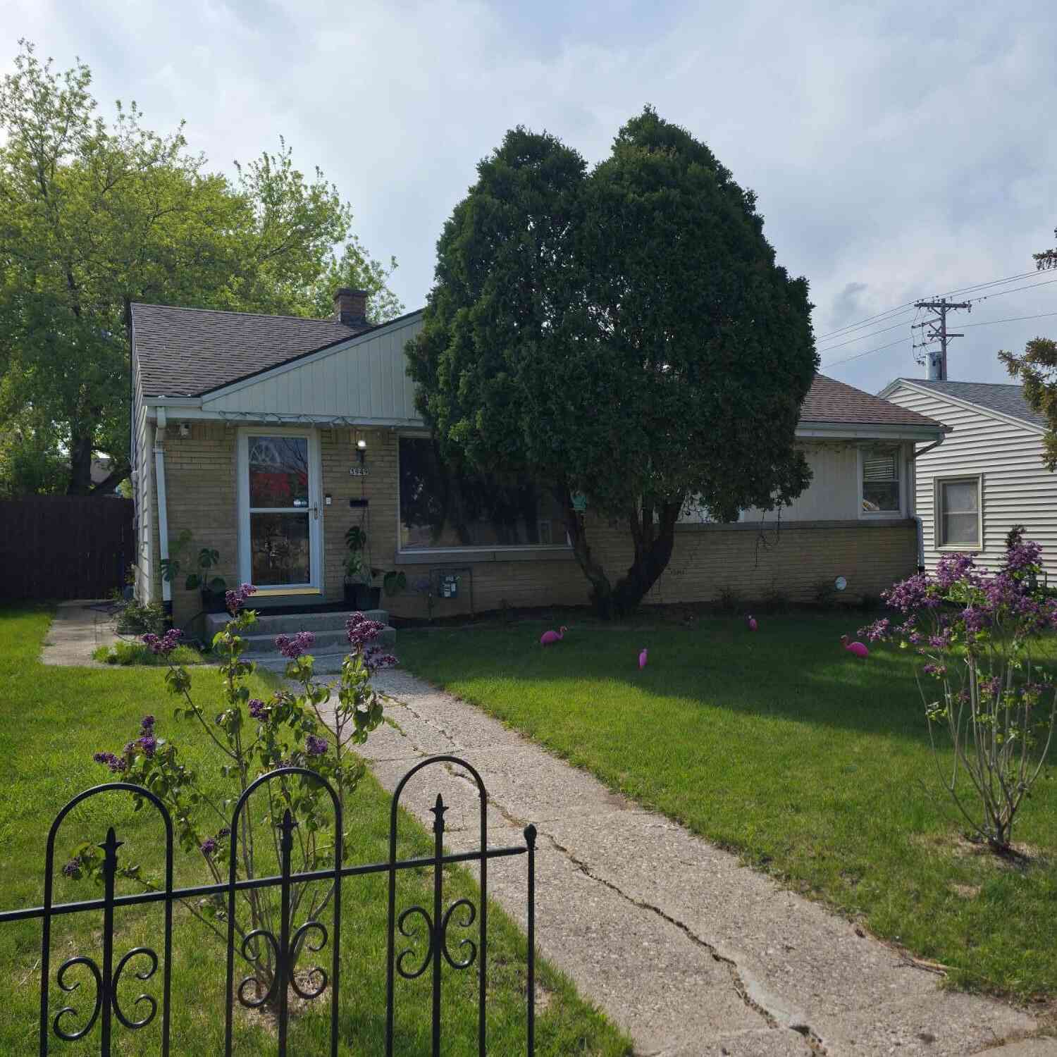 Homes For Sale - 3949 N 77th<br/> Milwaukee, WI 53222