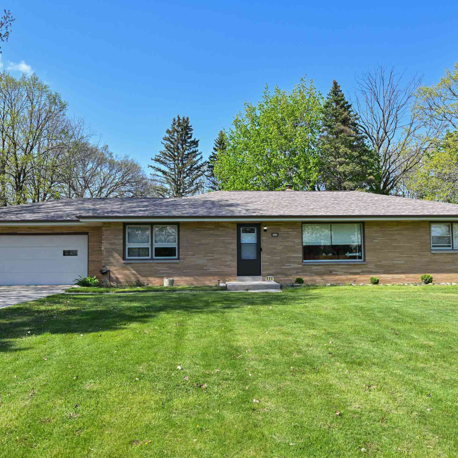 Homes For Sale - 500 E Oakwood<br/> Oak Creek, WI 53154