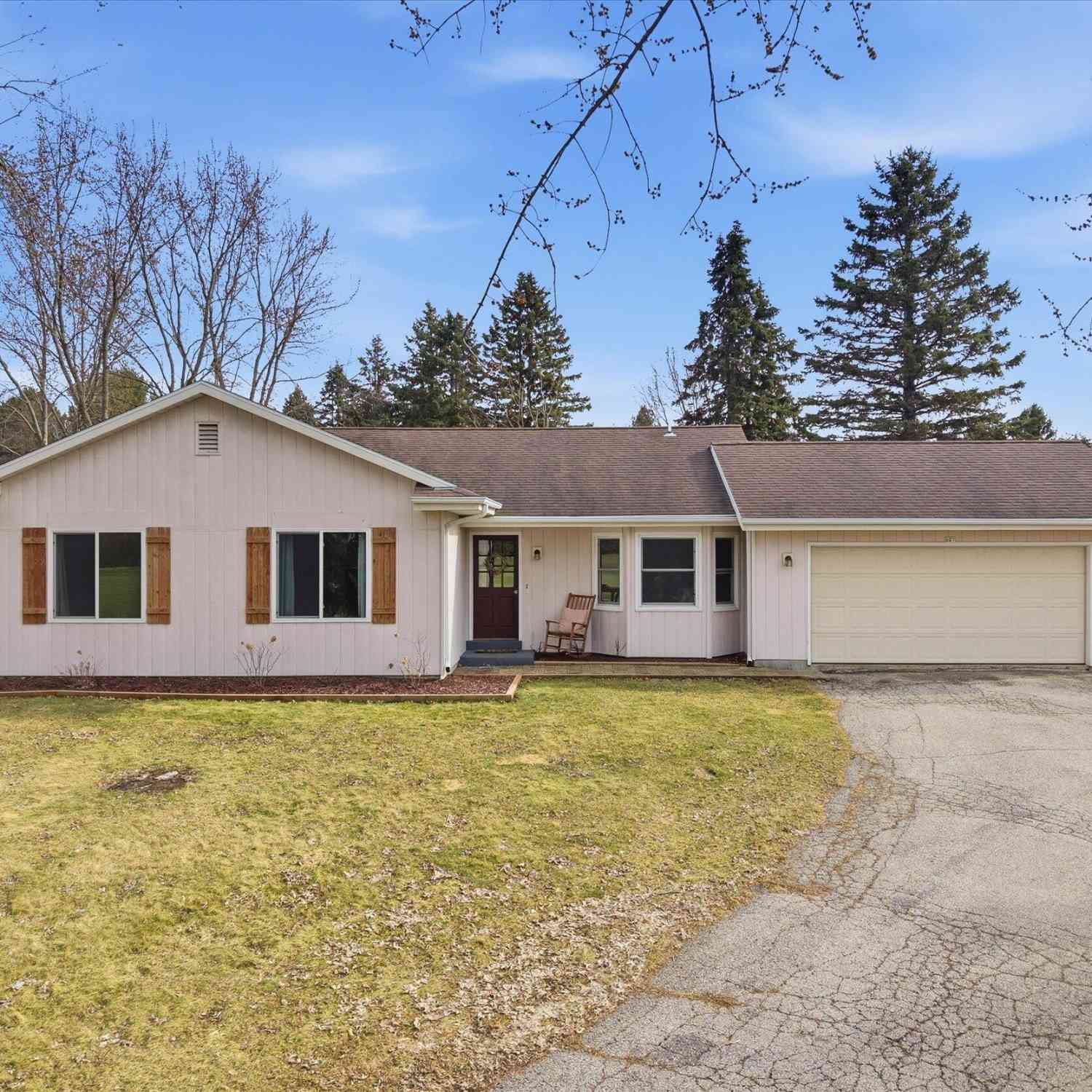 Homes For Sale - 627 Prairie View<br/> North Prairie, WI 53153