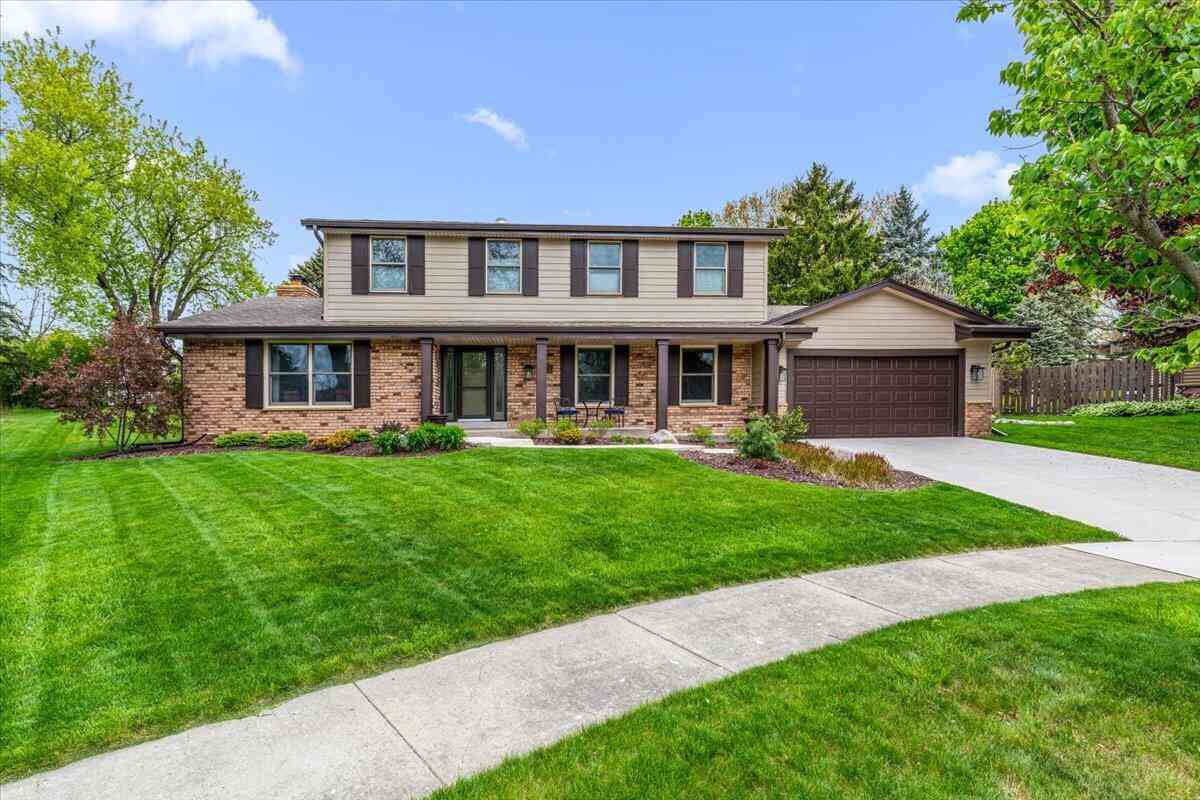 Homes For Sale - 800 Sweetbriar<br/> Waukesha, WI 53186