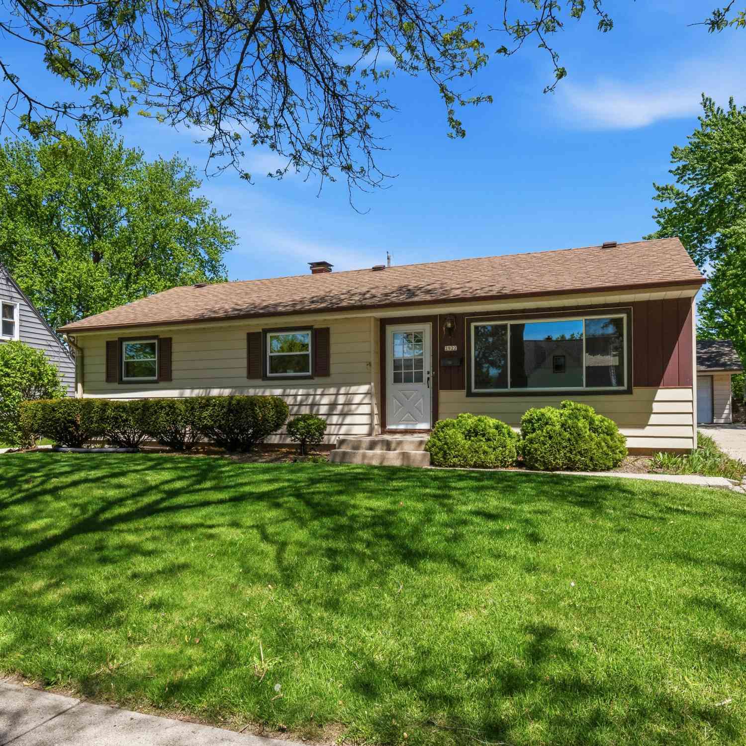 Homes For Sale - 2922 S 102nd<br/> West Allis, WI 53227