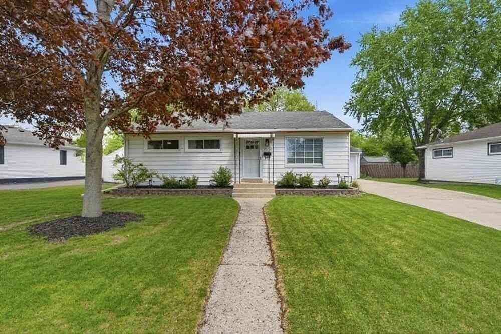 Homes For Sale - 1517 N Bel Ayr<br/> Waukesha, WI 53188