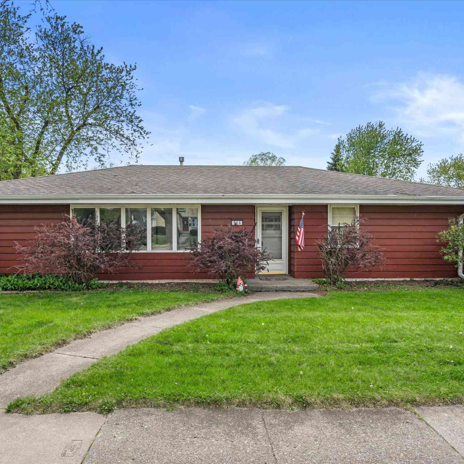 Homes For Sale - 916 S Grand<br/> Waukesha, WI 53186