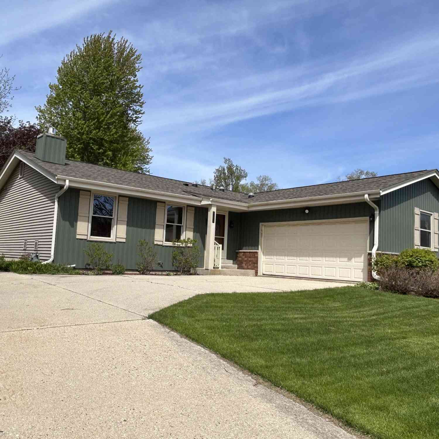 Homes For Sale - 1214 Cherrywood<br/> Waukesha, WI 53188