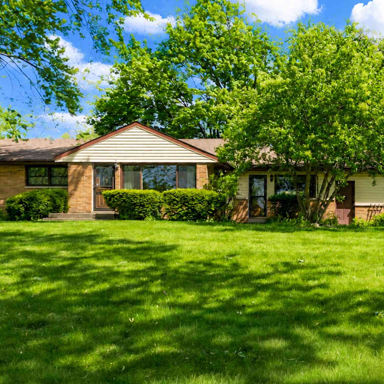 Homes For Sale - 4795 S Brookdale<br/> Greenfield, WI 53228