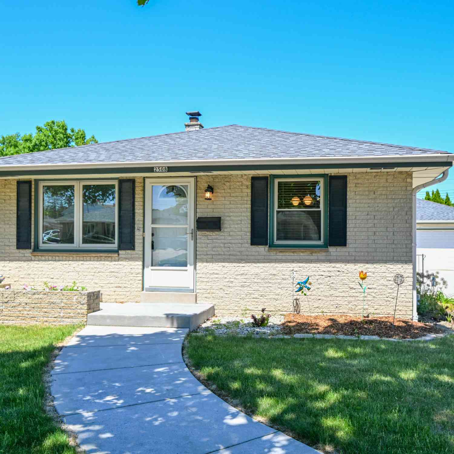 Homes For Sale - 2508 W Halsey<br/> Milwaukee, WI 53221