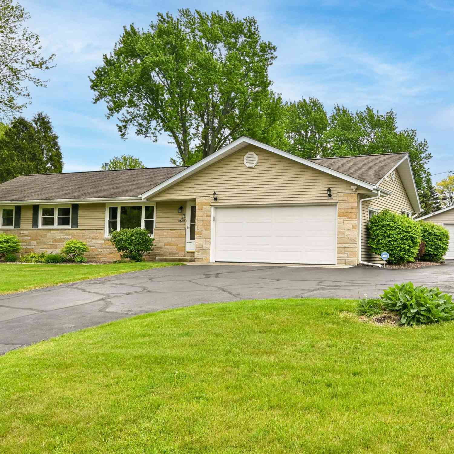 Homes For Sale - N51W16225 Fair Oak<br/> Menomonee Falls, WI 53051
