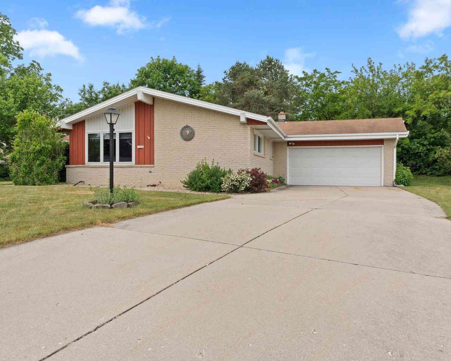 Homes For Sale - 13955 W Forest Knoll<br/> New Berlin, WI 53151