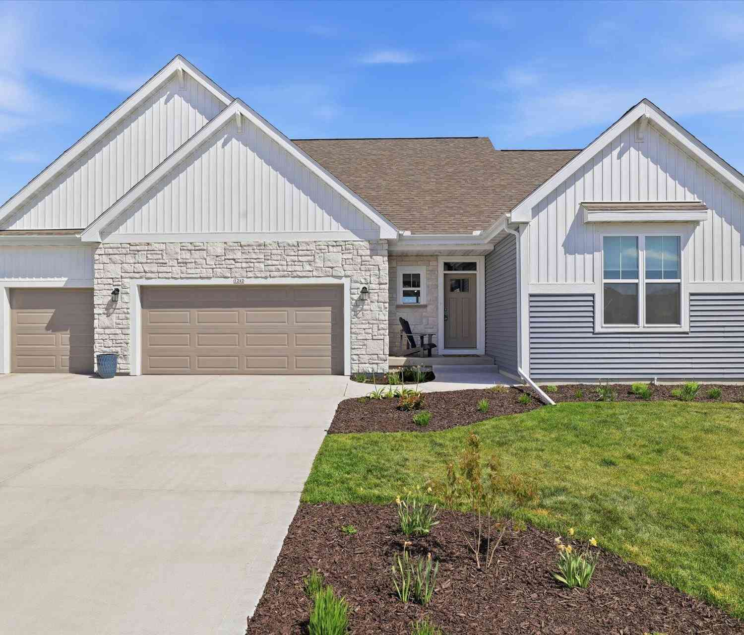 Homes For Sale - 1242 Green Tree<br/> Oconomowoc, WI 53066
