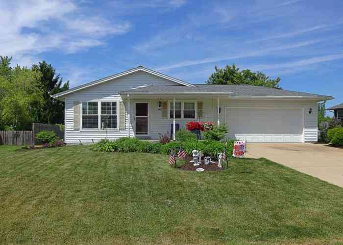Homes For Sale - 406 Prairie Hill<br/> Waterford, WI 53185