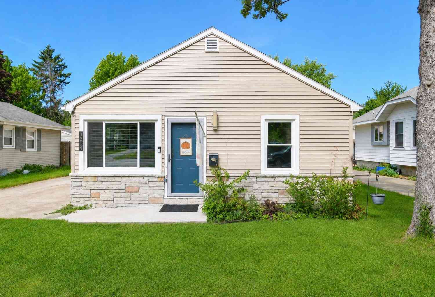 Homes For Sale - 1304 N Grandview<br/> Waukesha, WI 53188
