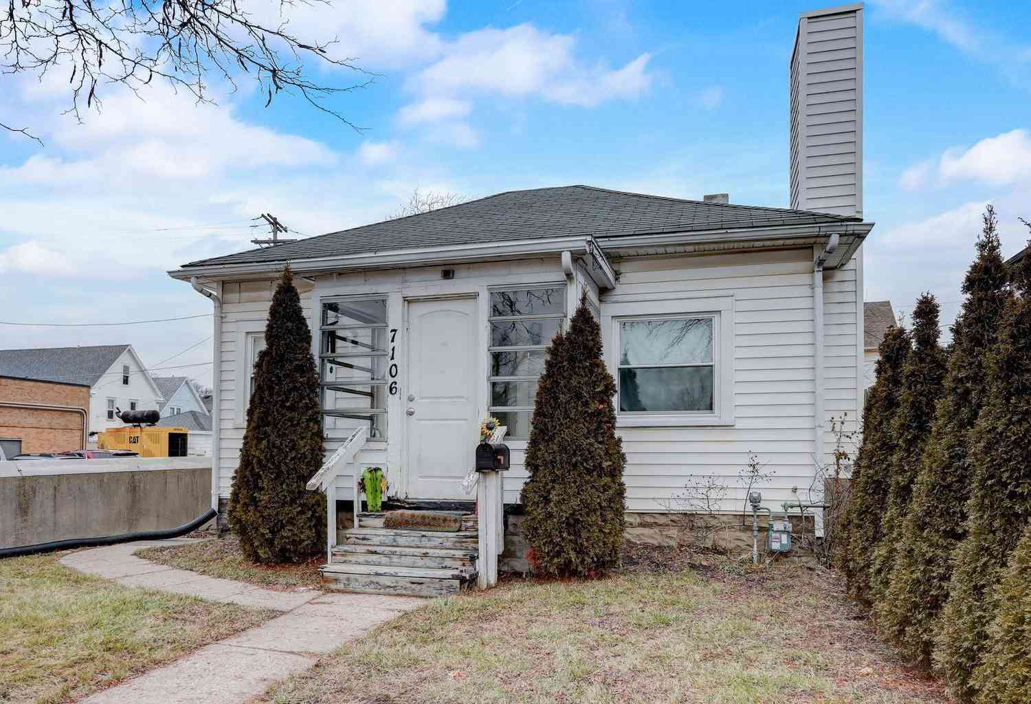 Homes For Sale - 7106 W National<br/> West Allis, WI 53214