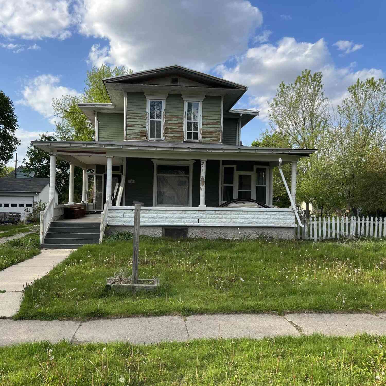 Homes For Sale - 711 E Walworth<br/> Delavan, WI 53115