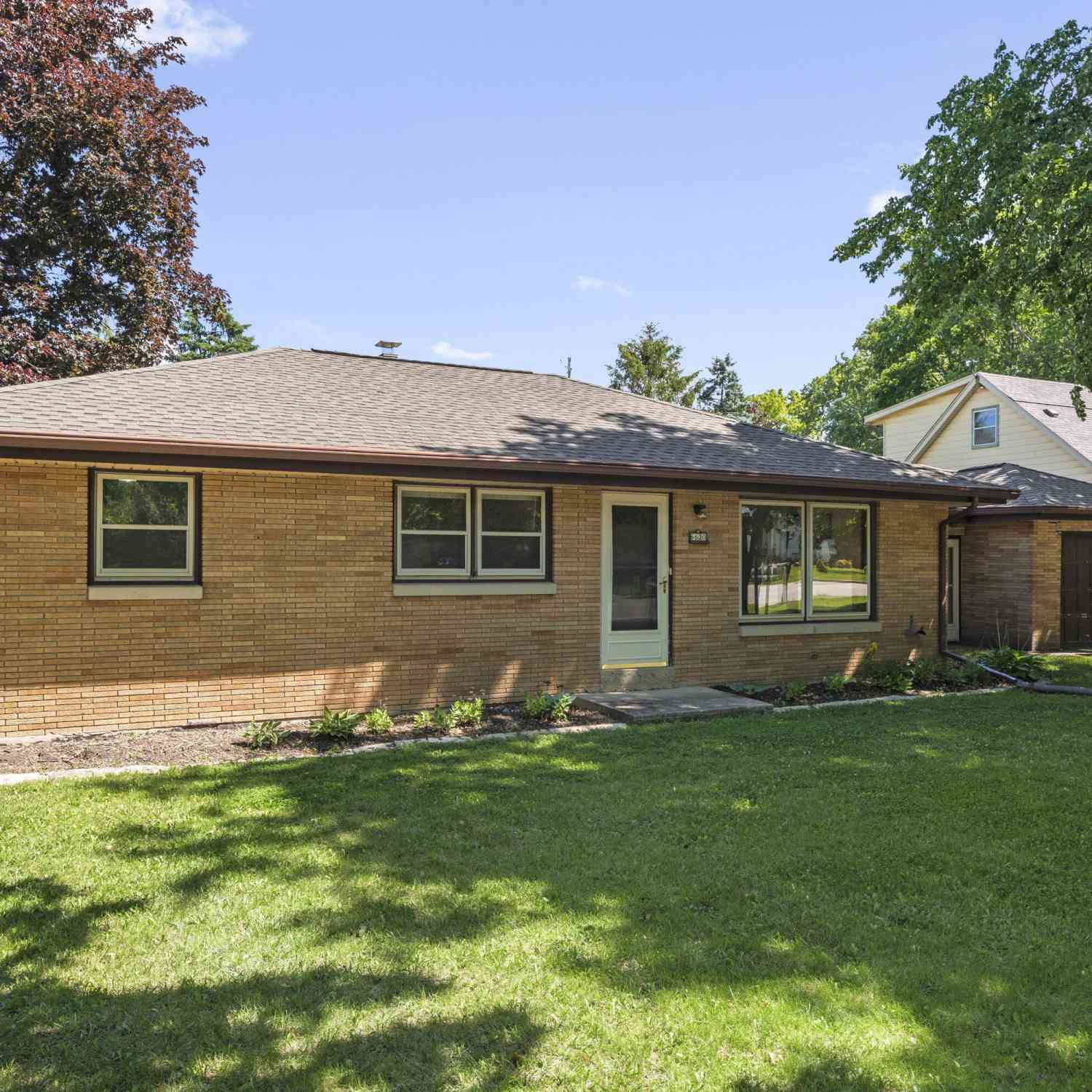 Homes For Sale - 6630 W Holmes<br/> Greenfield, WI 53220