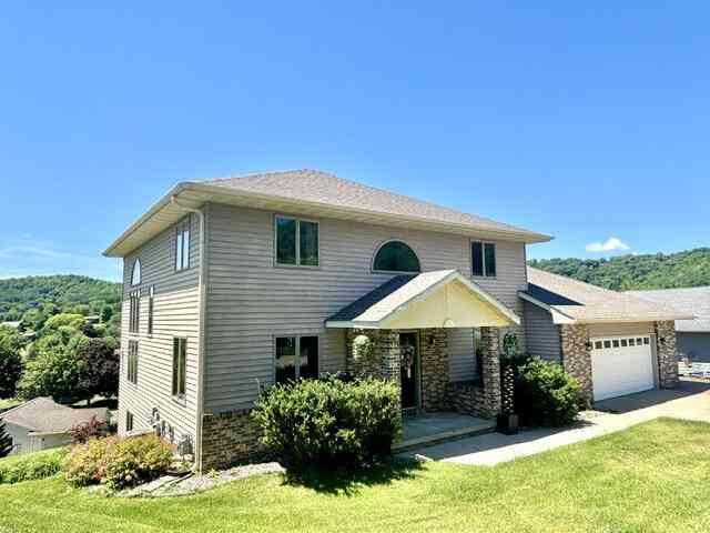 Homes For Sale - 203 Eagle Bluff<br/> La Crescent, MN 55947