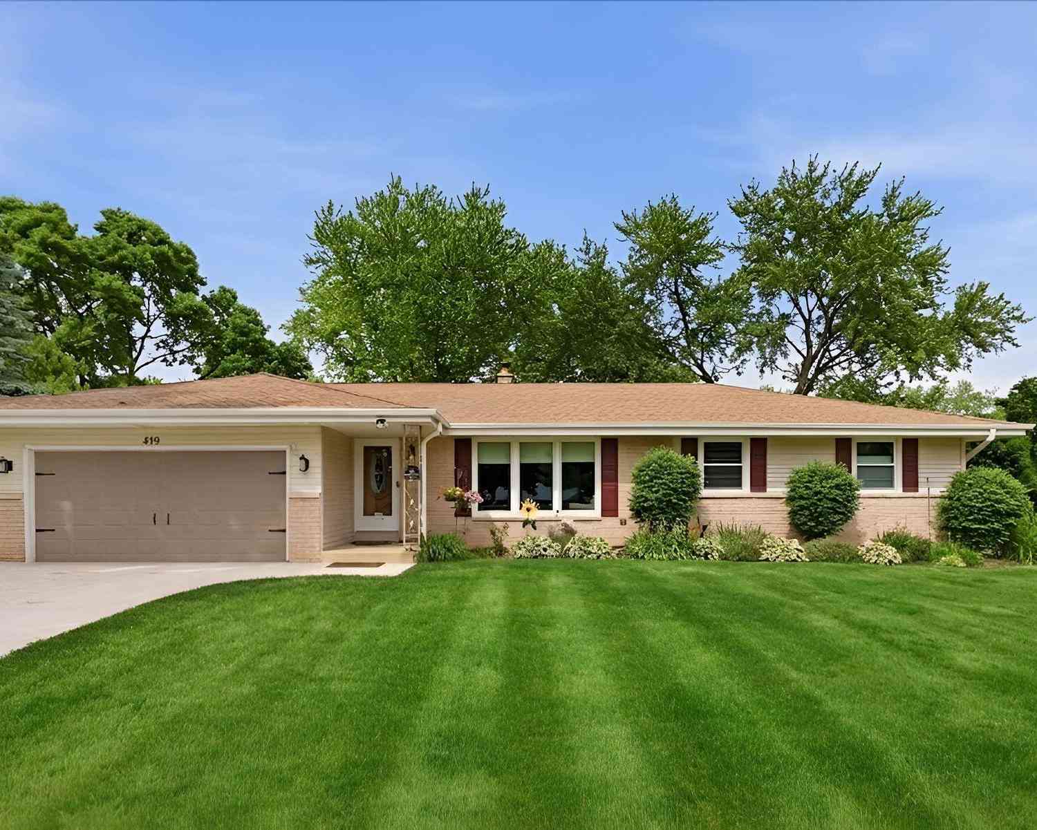 Homes For Sale - 870 Dona Vista<br/> Brookfield, WI 53186