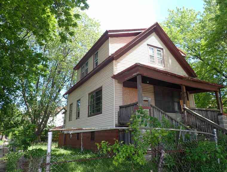 Homes For Sale - 2532 W Lloyd<br/> Milwaukee, WI 53205