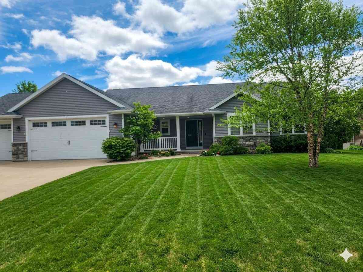 Homes For Sale - 802 Sundial<br/> Neenah, WI 54956