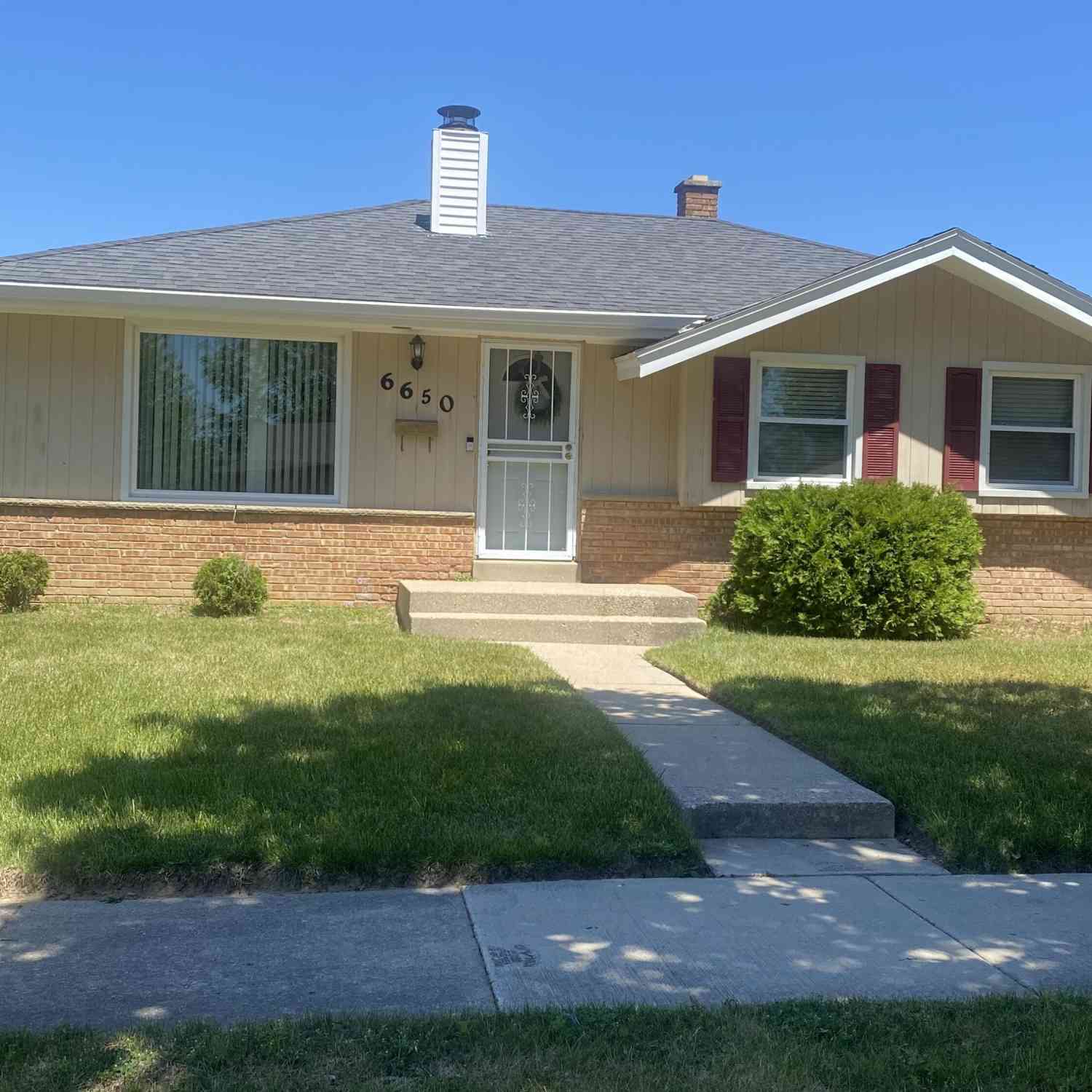 Homes For Sale - 6650 W Clovernook<br/> Milwaukee, WI 53223