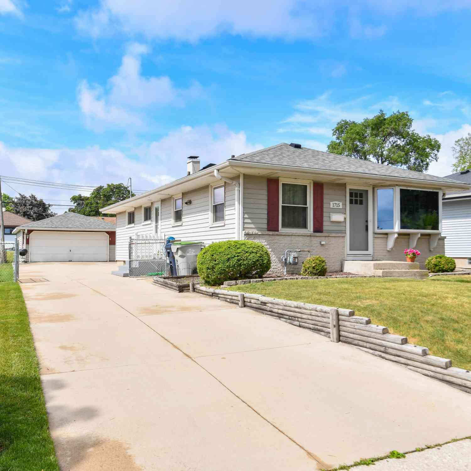 Homes For Sale - 1715 W Salem<br/> Milwaukee County, Milwaukee, WI 53221